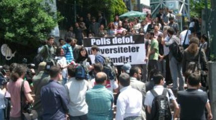 Yıldızlı &ouml;ğrencilerden polis protestosu