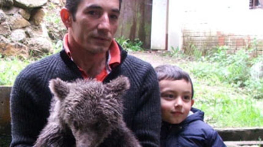 Yavru ayıyı domuzdan kurtardı