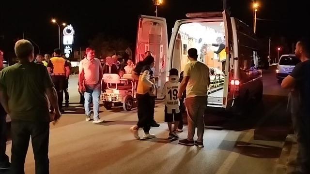 Otomobil ile elektrikli motosiklet çarpıştı: 3 yaralı 1