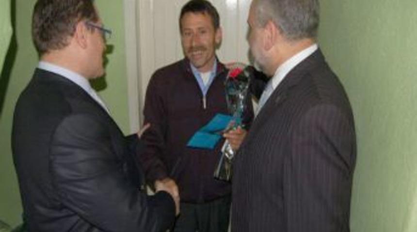 HAS Parti, kapı kapı dolaşıp doğum g&uuml;n&uuml; hediyesi dağıttı