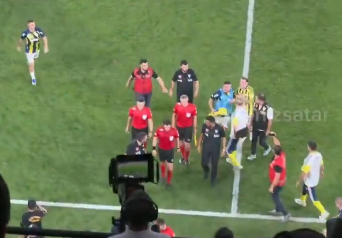 Derbi sonrası saha karıştı! Kerem Aktürkoğlu hakem Halil Umut Meler in üzerine yürüdü 1