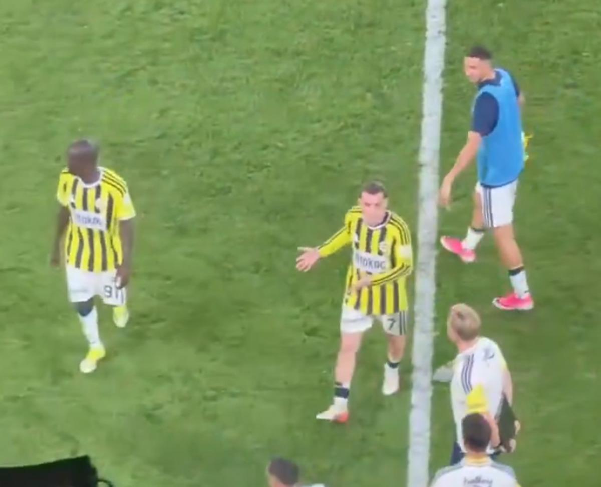 Derbi sonrası saha karıştı! Kerem Aktürkoğlu hakem Halil Umut Meler in üzerine yürüdü 2