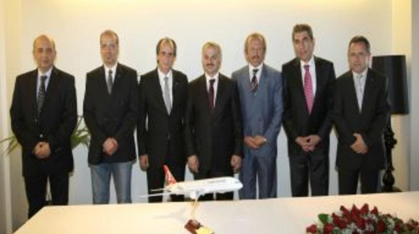 TSYD Y&ouml;netim Kurulu Kotil'in &ouml;d&uuml;l&uuml;n&uuml; verdi