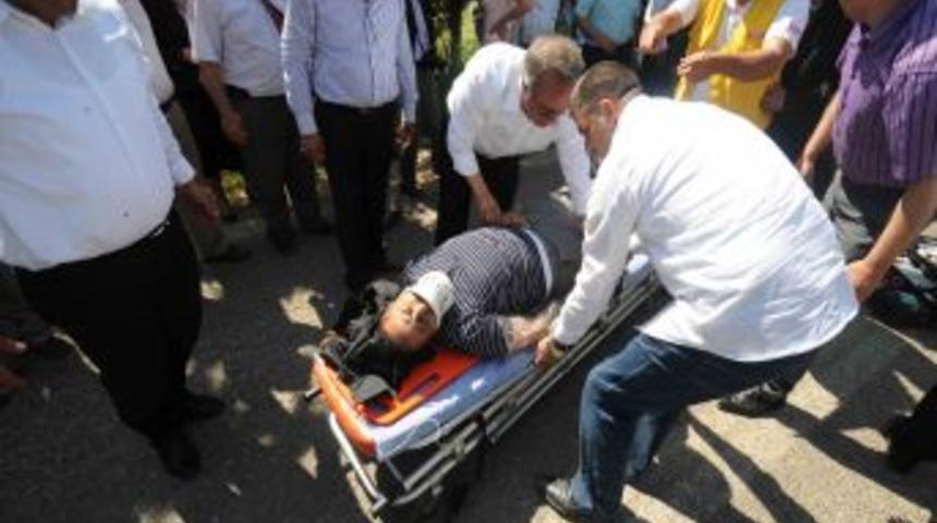 Devlet Bakanı Zafer &Ccedil;ağlayan'ın konvoyunda kaza: 4 yaralı (3)