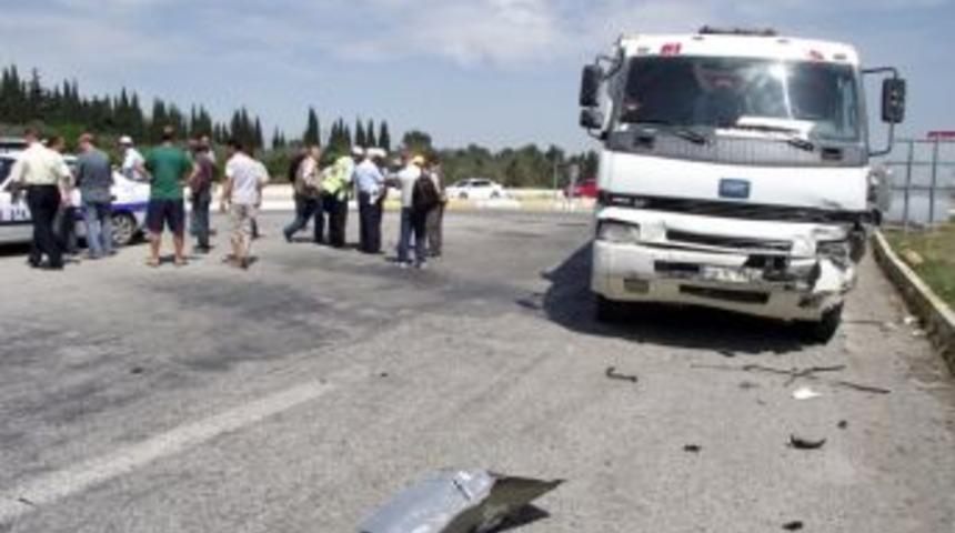 Mıcır y&uuml;kl&uuml; kamyon, otomobile &ccedil;arptı: 1 ağır yaralı