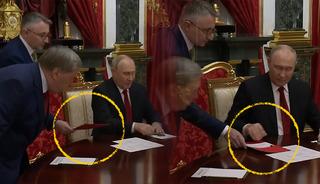 Kremlin&rsquo;de gizemli 'kırmızı dosya' detayı: Putin&rsquo;in &ouml;n&uuml;ne bırakıldı, herkes aynı soruyu sordu