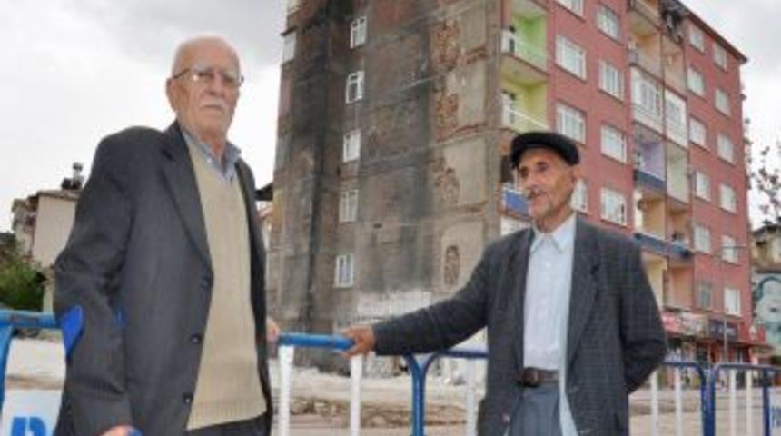 Malatya'da &ccedil;&ouml;ken binanın yanındaki binalar tahliye edildi