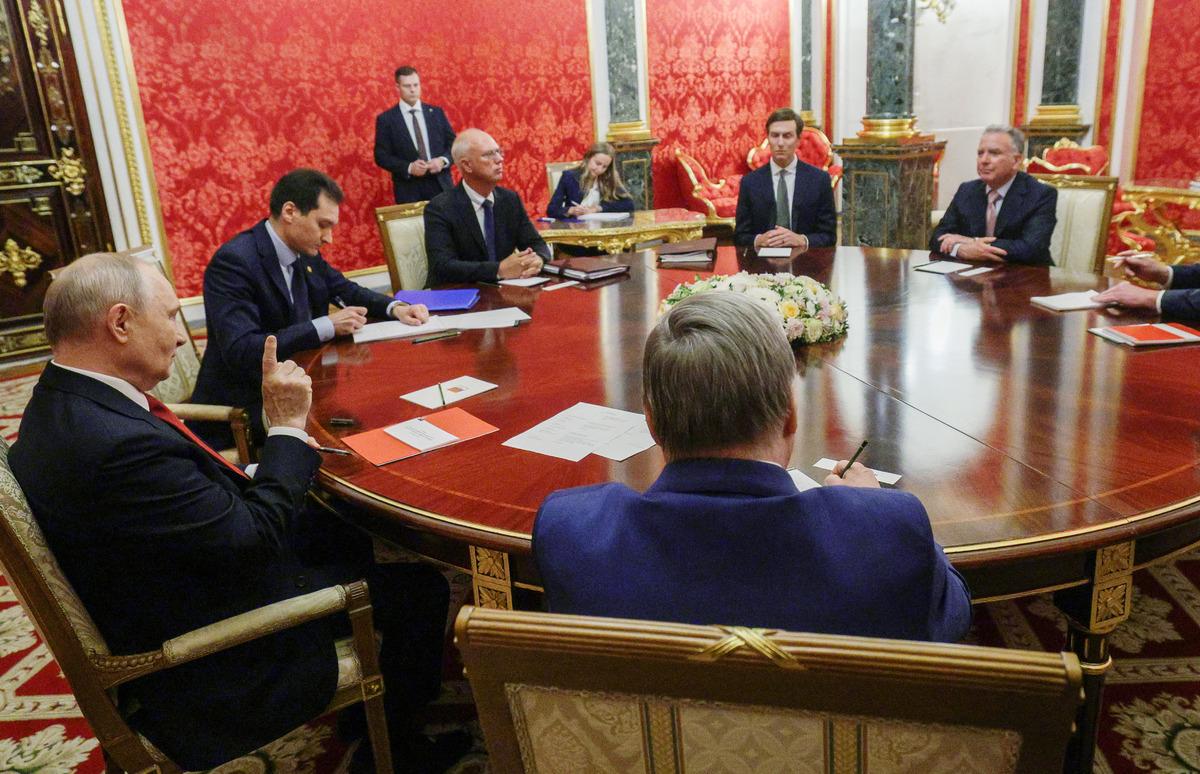 Kremlin&rsquo;deki kırmızı dosyanın gizemi: Putin&rsquo;in &ouml;n&uuml;ne bırakıldı, i&ccedil;eriği merak uyandırdı 2