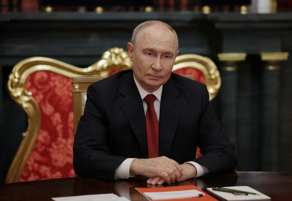 Kremlin&rsquo;deki kırmızı dosyanın gizemi: Putin&rsquo;in &ouml;n&uuml;ne bırakıldı, i&ccedil;eriği merak uyandırdı 3