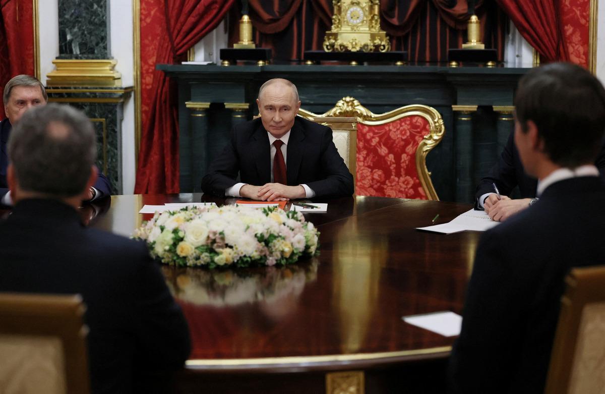 Kremlin&rsquo;deki kırmızı dosyanın gizemi: Putin&rsquo;in &ouml;n&uuml;ne bırakıldı, i&ccedil;eriği merak uyandırdı 5