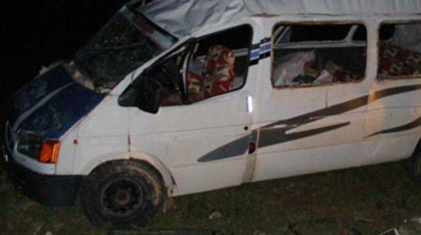 İş&ccedil;ileri taşıyan minib&uuml;s takla attı