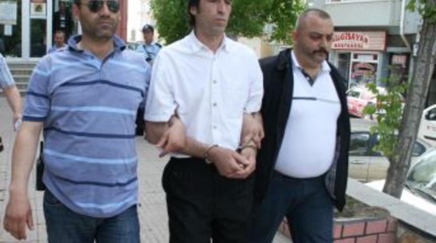 Başına şişeyle vurularak &ouml;ld&uuml;r&uuml;len adamın katil zanlısı yakalandı