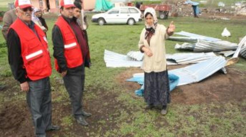 Kars'ta hortum 20 evin &ccedil;atısını u&ccedil;urdu