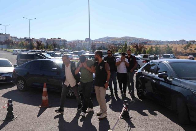 Polisin ş&uuml;phe &uuml;zerine durdurduğu ara&ccedil;tan cinayet ş&uuml;phelileri &ccedil;ıktı 8