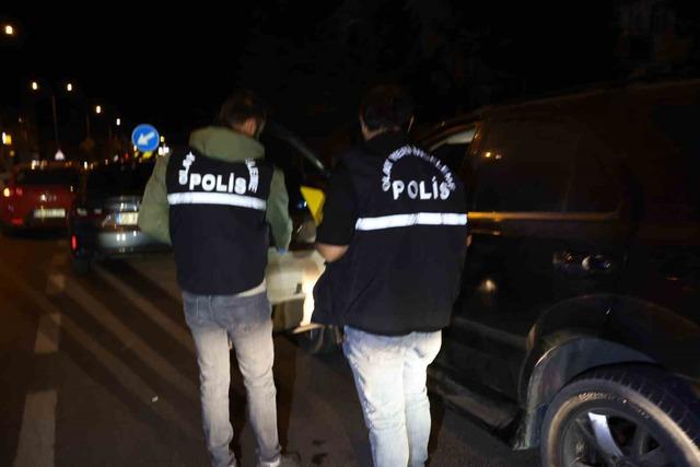 Polisin ş&uuml;phe &uuml;zerine durdurduğu ara&ccedil;tan cinayet ş&uuml;phelileri &ccedil;ıktı 5