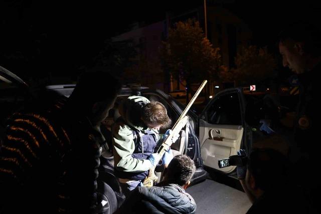 Polisin ş&uuml;phe &uuml;zerine durdurduğu ara&ccedil;tan cinayet ş&uuml;phelileri &ccedil;ıktı 4