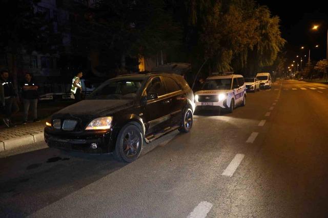 Polisin ş&uuml;phe &uuml;zerine durdurduğu ara&ccedil;tan cinayet ş&uuml;phelileri &ccedil;ıktı 2