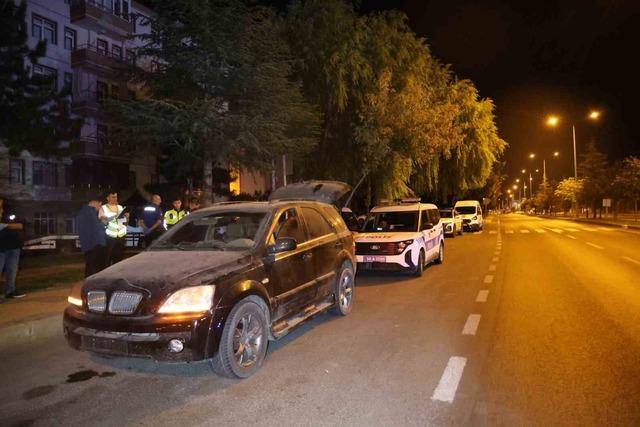 Polisin ş&uuml;phe &uuml;zerine durdurduğu ara&ccedil;tan cinayet ş&uuml;phelileri &ccedil;ıktı 1