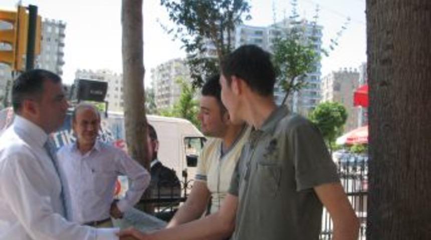 AK Parti adayı &Ccedil;aldır gen&ccedil;lerin sorunlarını dinledi