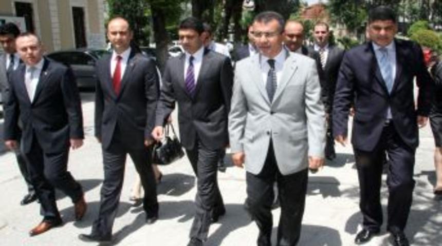 KKTC&rsquo;li bakan, iş adamlarını KKTC&rsquo;ye yatırım yapmaya &ccedil;ağırdı