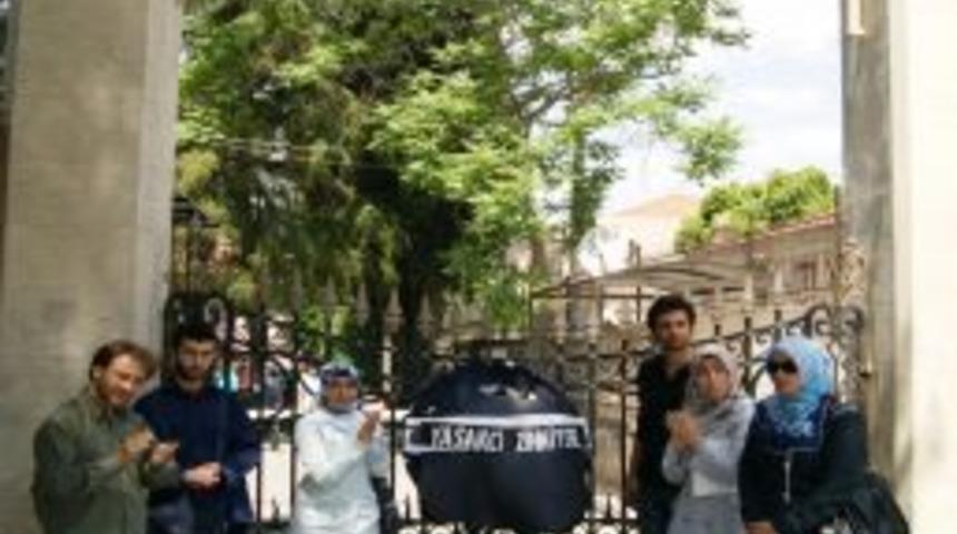 Dokuz Eyl&uuml;l &Uuml;niversitesi'ne baş&ouml;rt&uuml;s&uuml; yasağı sebebiyle siyah &ccedil;elenk koyuldu