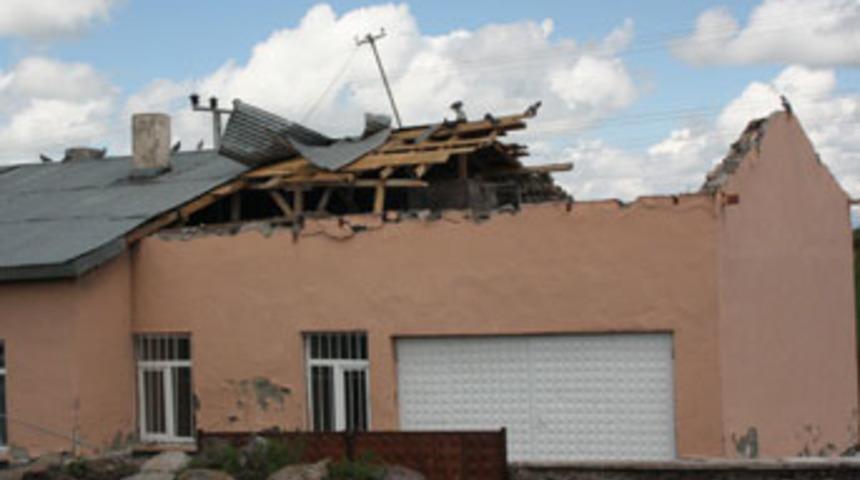 Kars'ta hortum 20 evin çatısını uçurdu