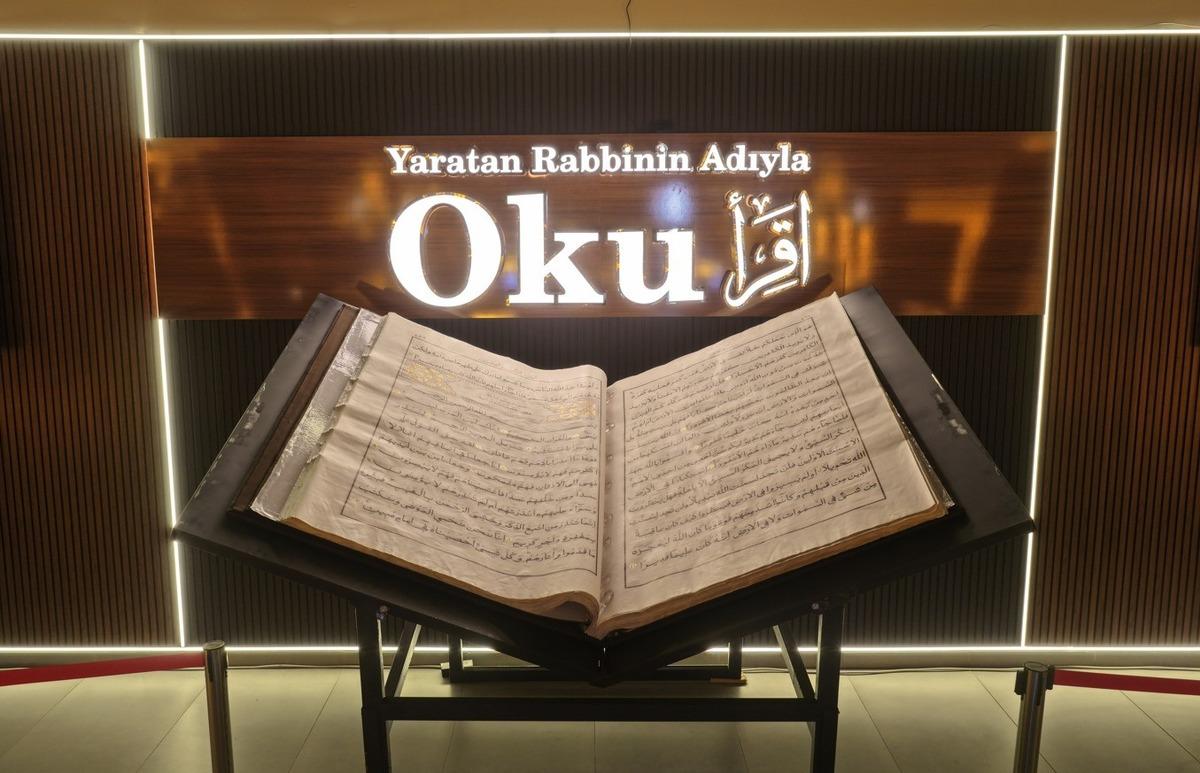 Dünyanın ikinci büyük el yazması Kur an-ı Kerim i: 3 metre 150 kilo! 2