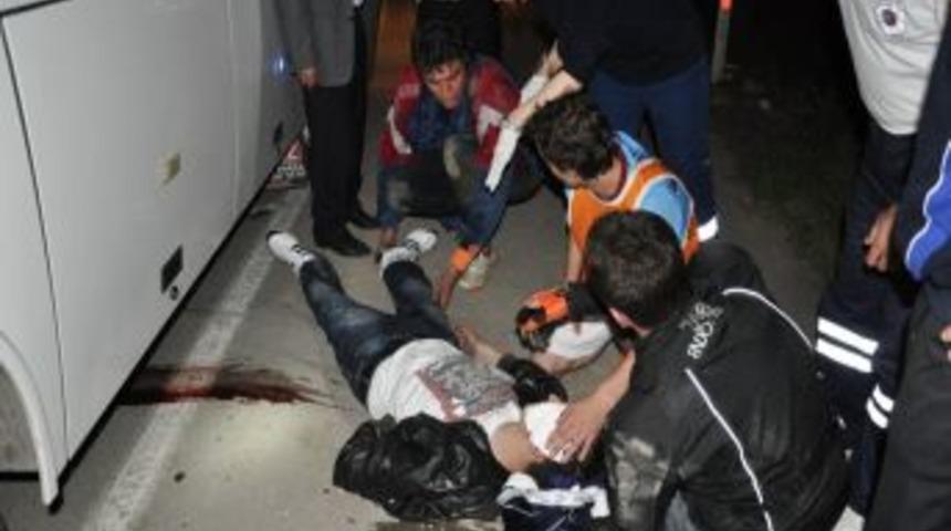 Motosiklet midib&uuml;s&uuml;n altına girdi: 2 yaralı