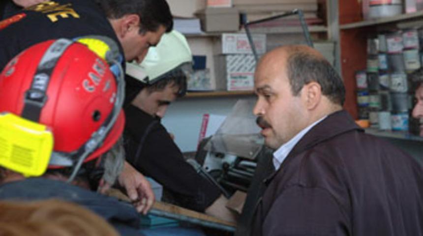 Eli baskı makinesine sıkıştı