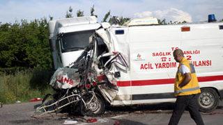 Ambulans TIR ile çarpıştı: 3 ölü, 3 yaralı