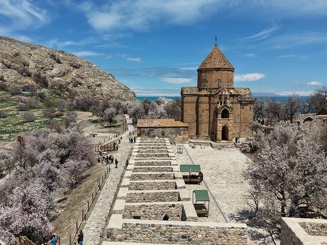 1100 yıllık tarih: Yılda sadece bir kez ibadete a&ccedil;ılıyor