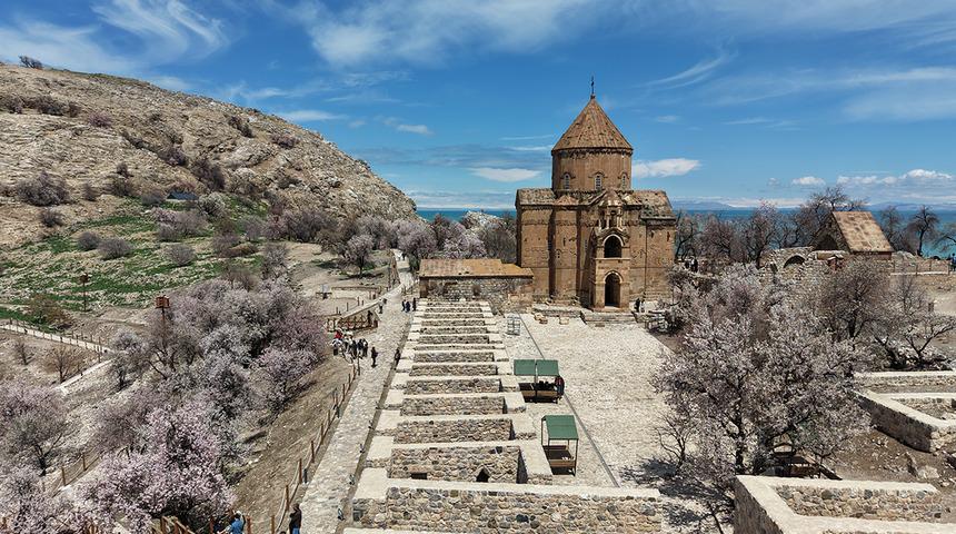 1100 yıllık tarih: Yılda sadece bir kez ibadete a&ccedil;ılıyor!