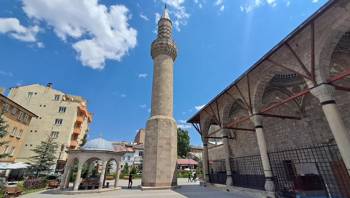 450 yıl önce minareyi diktiler, camiyi sonradan eklediler! Böylesi hiç görülmedi 1