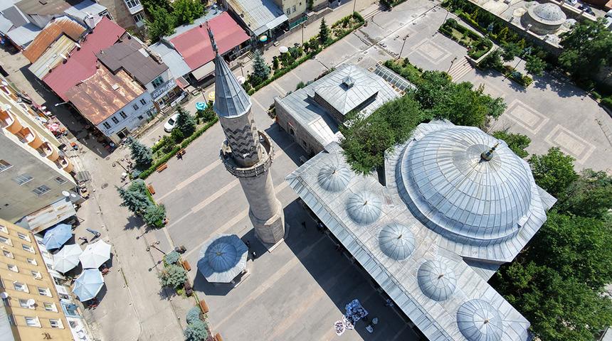450 yıl &ouml;nce minareyi diktiler, camiyi sonradan eklediler! B&ouml;ylesi hi&ccedil; g&ouml;r&uuml;lmedi