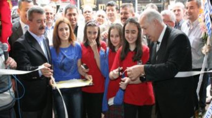 ‘Podyum Konfeksiyon Tuhafiye’ mağazası açıldı