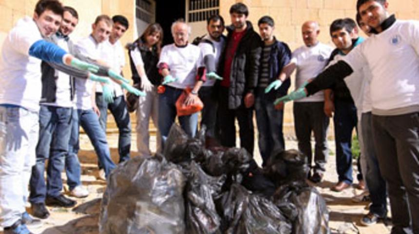 &Ouml;ğrenciler kalede &ccedil;evre temizliği yaptı