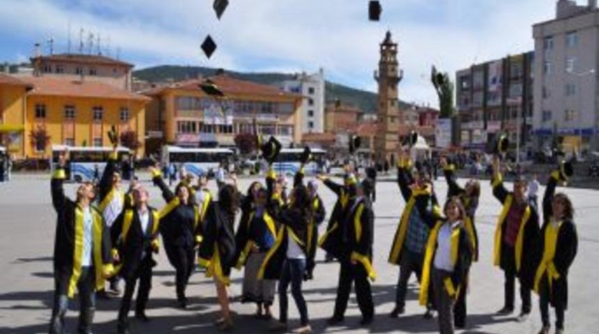 Bozok &Uuml;niversitesi Fizik B&ouml;l&uuml;m&uuml; &ouml;ğrencilerinin mezuniyet sevinci