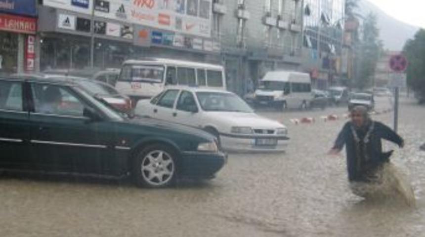 Akşehir'de şiddetli yağmur hayatı fel&ccedil; etti