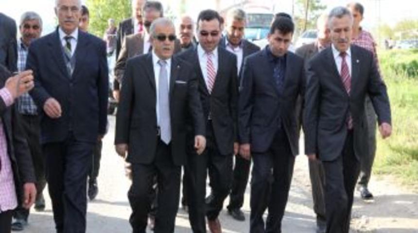 Vali Şent&uuml;rk, Divanlı K&ouml;y&uuml;'nde incelemelerde bulundu