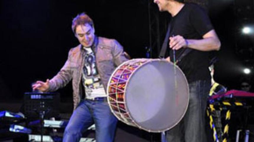 Hem coştu hem coşturdu