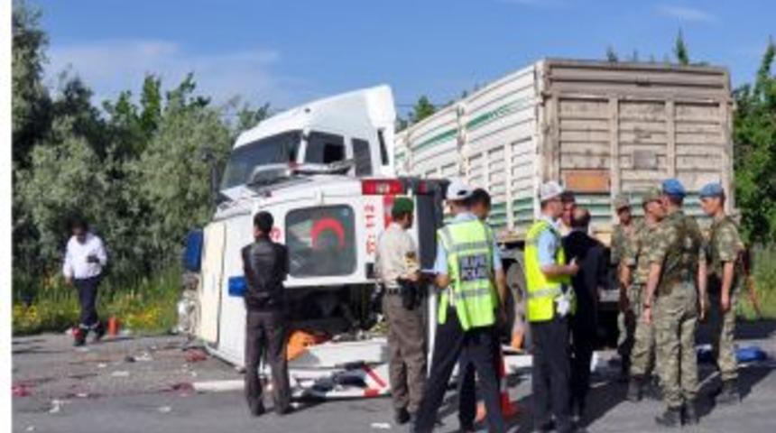 Ambulans TIR ile &ccedil;arpıştı: 3 &ouml;l&uuml;, 3 yaralı