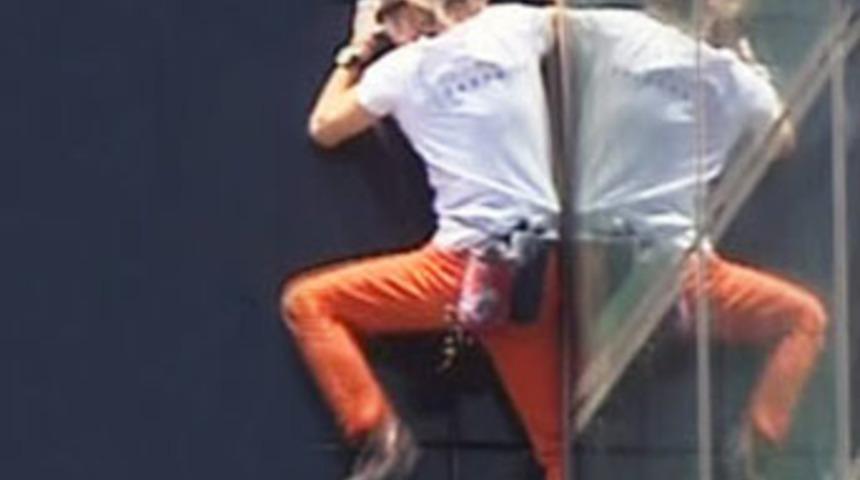 Avrupa'nın en y&uuml;ksek binasına tırmandı