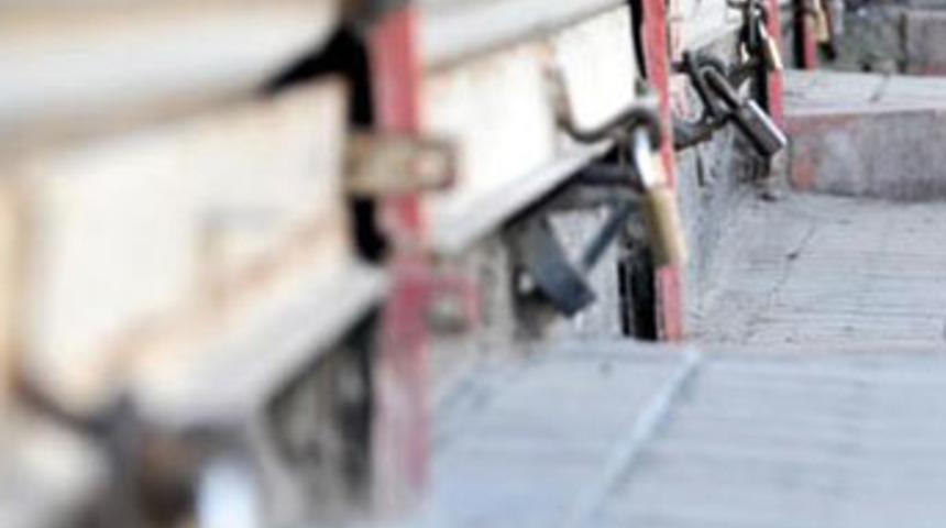 Adana'da 'tehditle' kepenk kapatma eylemi