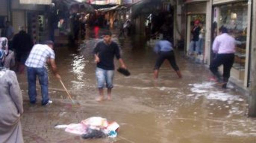 Vatandaş, Kemeraltı'nda mahsur kaldı