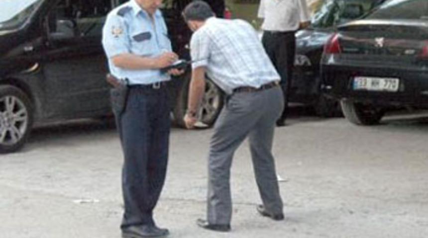 Kardeşi ile yolda y&uuml;r&uuml;yordu...