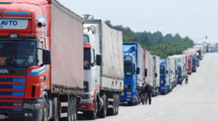 G&uuml;rbulak'ta tır kuyruğu 10 kilometreyi ge&ccedil;ti