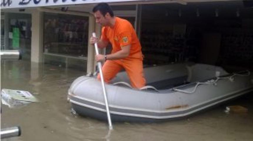 İşyeri sular altında kalan esnaf: Zararımızı kim karşılayacak?