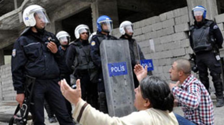 Oğlu i&ccedil;in polisin &ouml;n&uuml;nde diz &ccedil;&ouml;kt&uuml;