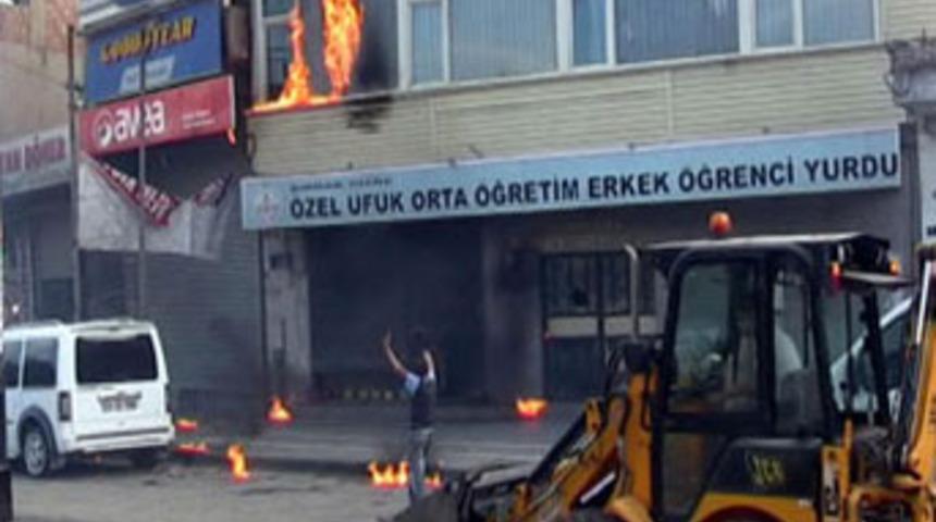 &Ouml;ğrenci yurduna saldırı g&uuml;venlik kamerasında