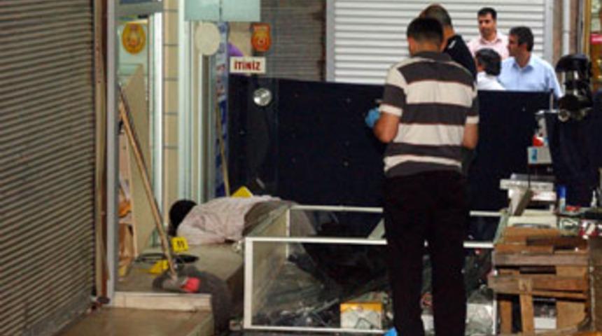 Tefecinin işyerini bastı, &ouml;ld&uuml;r&uuml;ld&uuml;